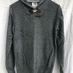 Green clasp collar sweater